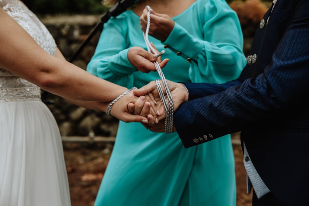 Das keltische Handfasting Ritual als Teil des Wedding Vow Renewal in den Highlands