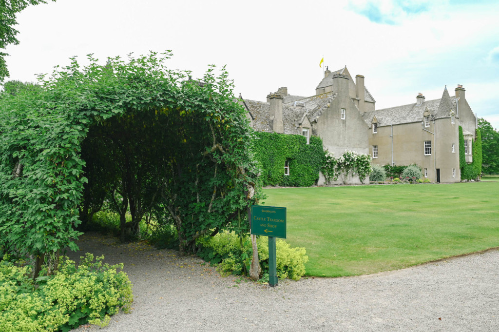 Tag 10: Cairngorm Nationalpark & Reindeer Center - ballindalloch castle 03 - 12