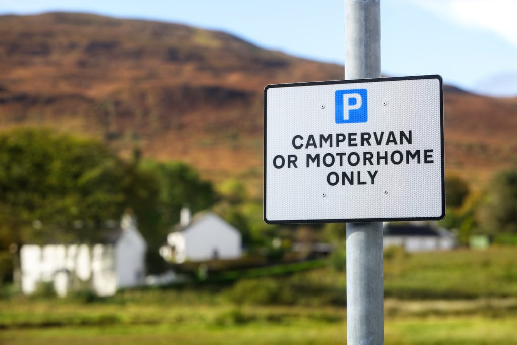 Kennzeichnung eines Campervan und Motorhome Parkplatzes in Schottland