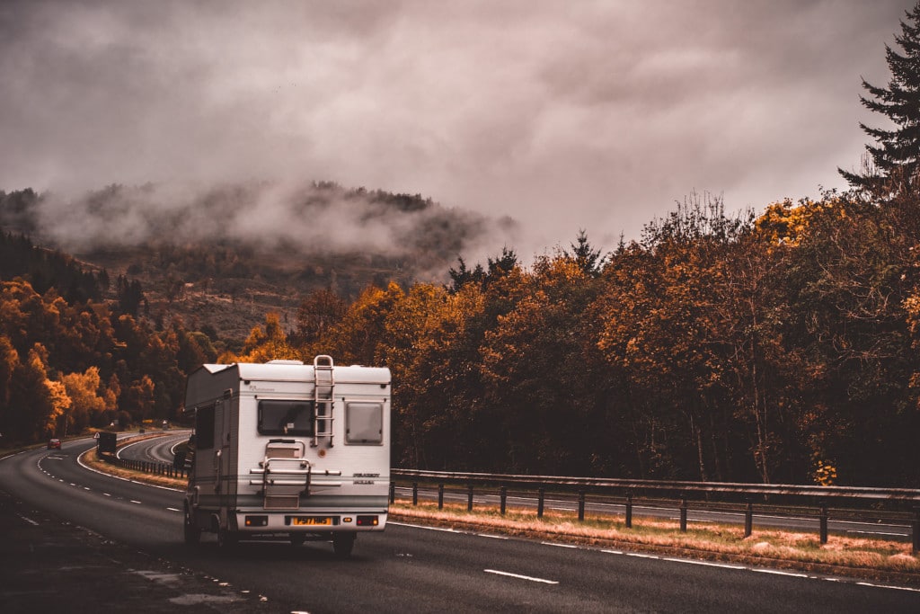 Wohnwagen auf einer schottischen Autobahn unterwegs zum nächsten Zwischenstopp