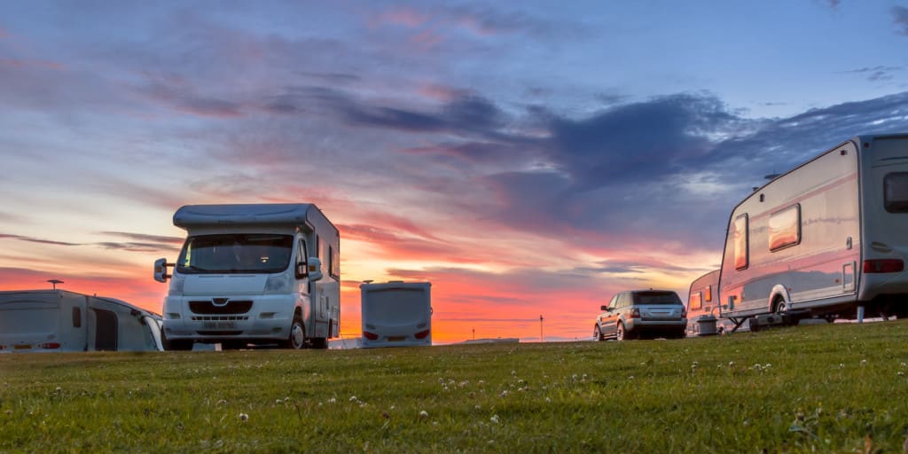 Schottland Urlaub mit dem Camper: Wohnmobile bei Sonnenuntergang in den Highlands