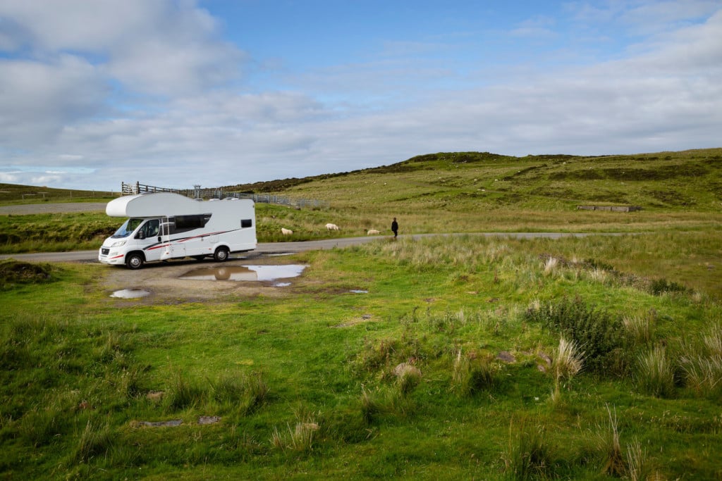 Motorhome auf einer Single Track Road auf der Isle of Skye in den schottischen Highlands