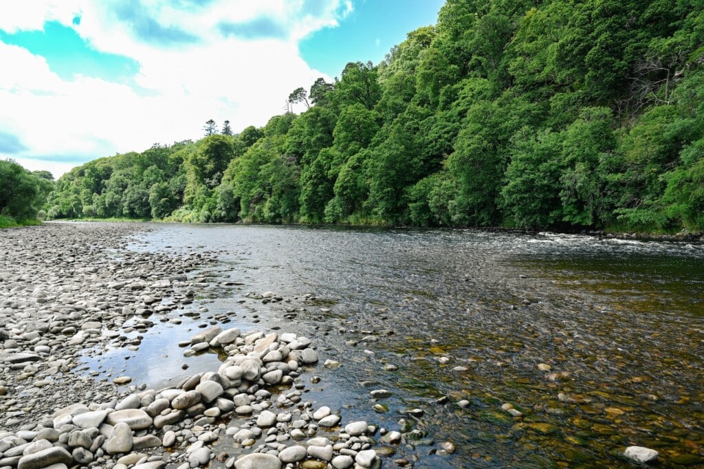 Der Fluss Spey ist Namensgeber der größten Whisky Region Schottlands und fließt durch den Malt Whisky Trail