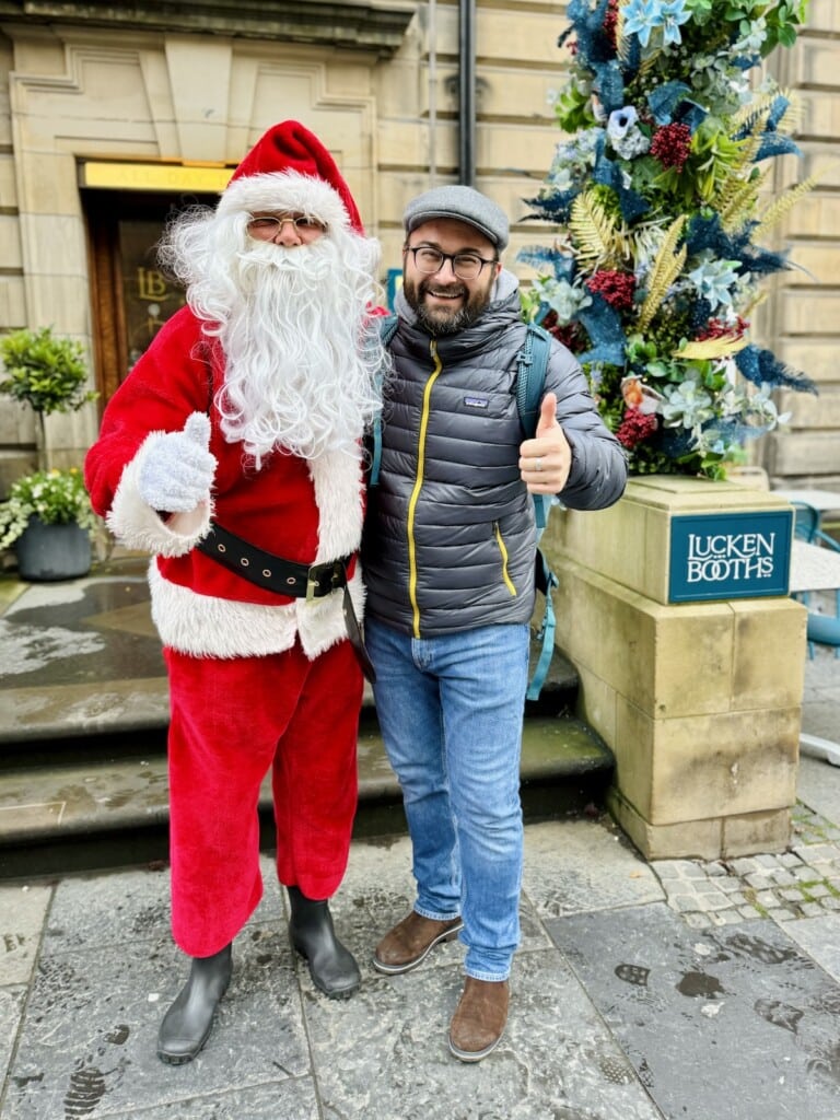 Weihnachtsmann-Selfie in Edinburgh
