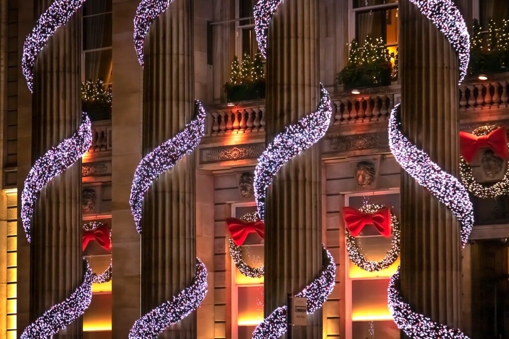 Weihnachtliche Dekoration im gut gebuchten Restaurant The Dome in Edinburgh