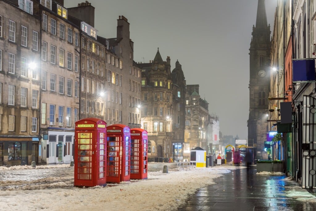 Rote Telefonboxen auf der Royal Mile in der Old Town von Edinburgh