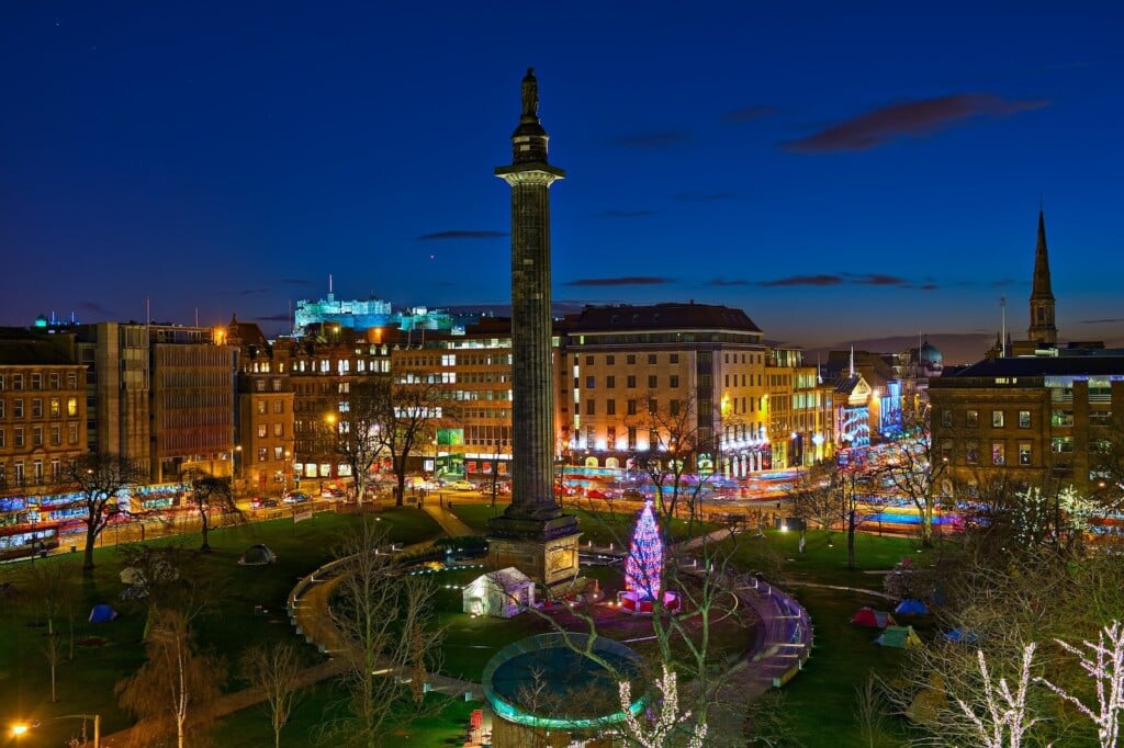 Christmas Market am St Andrew's Square in Edinburgh mit dem Castle of Light und The Dome im Hintergrund
