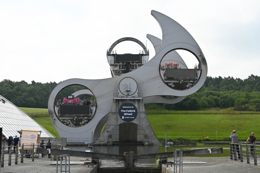 Das Falkirk Wheel während einer Drehung - Binnen Minuten werden die Boote gehoben bzw. gesenkt