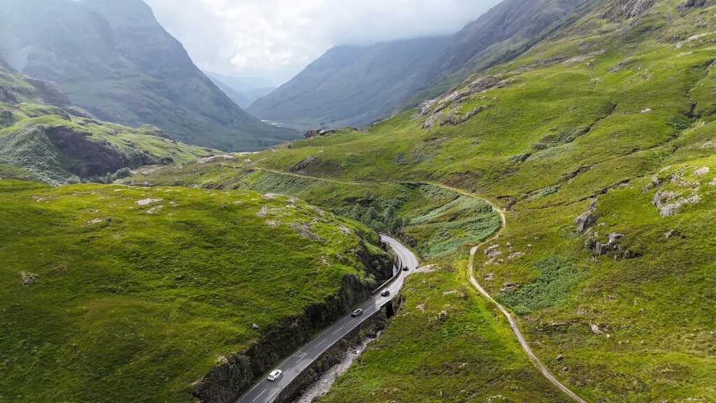 Die A82, welche sich durchs gesamte Glencoe Tal schlängelt 🤩