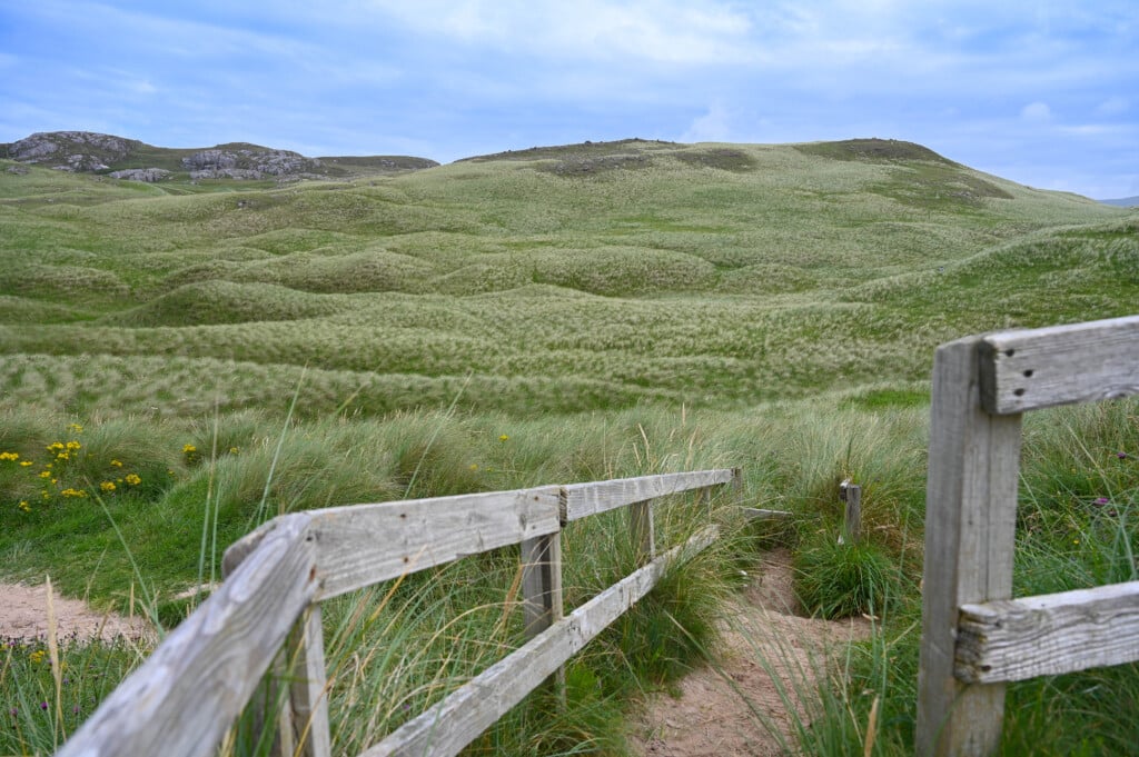 Der schmale Weg durch die Dünen zum Oldshoremore Beach