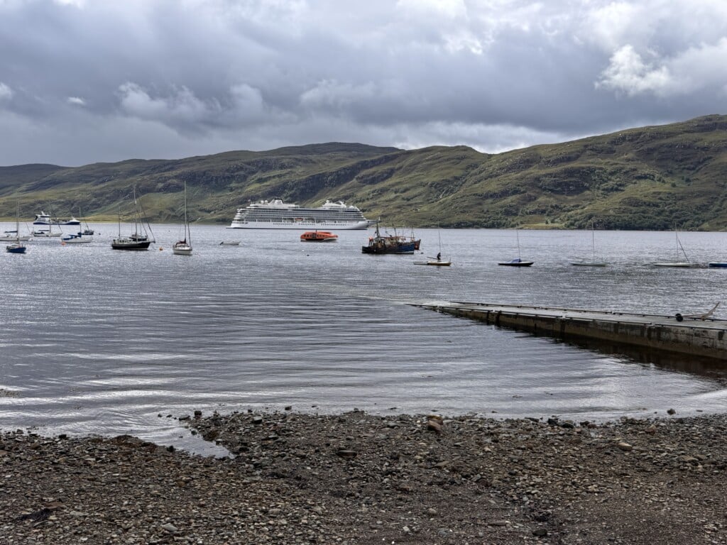 Ullapool mit Kreuzfahrtschiff im Hafenbereich