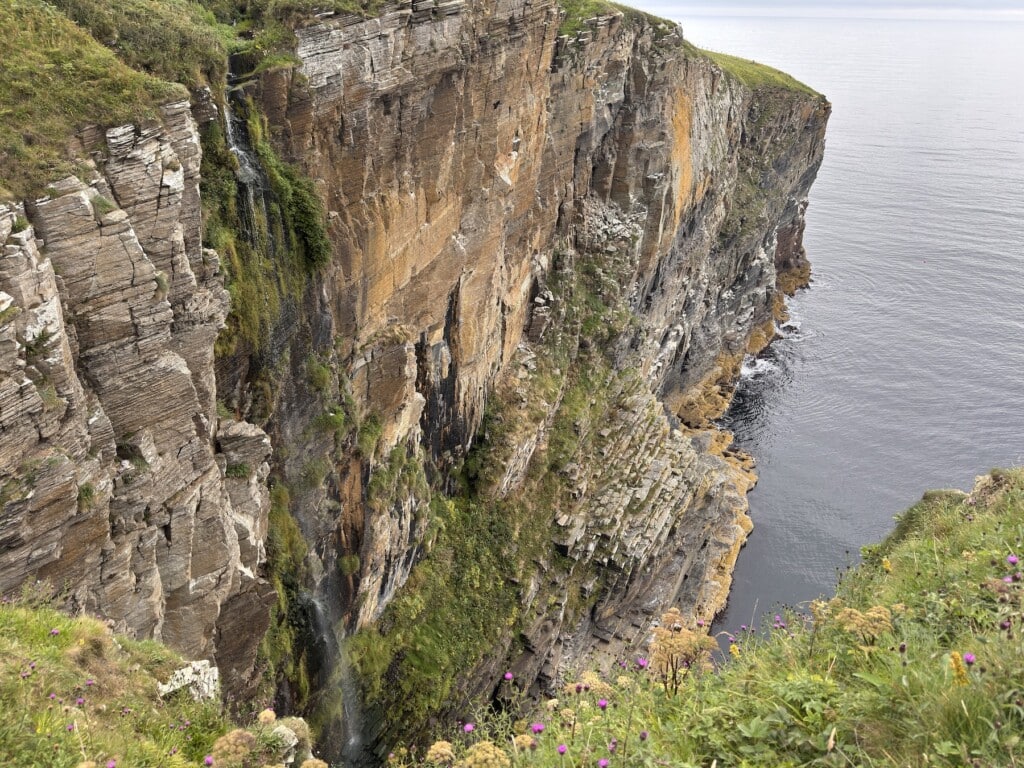 Blick auf den kleinen aber sehr hohen Whaligoe Waterfall